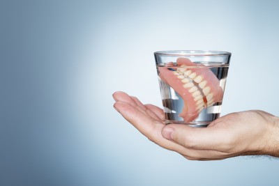 Raus zahnprothese geht nicht Zahnprothese zu